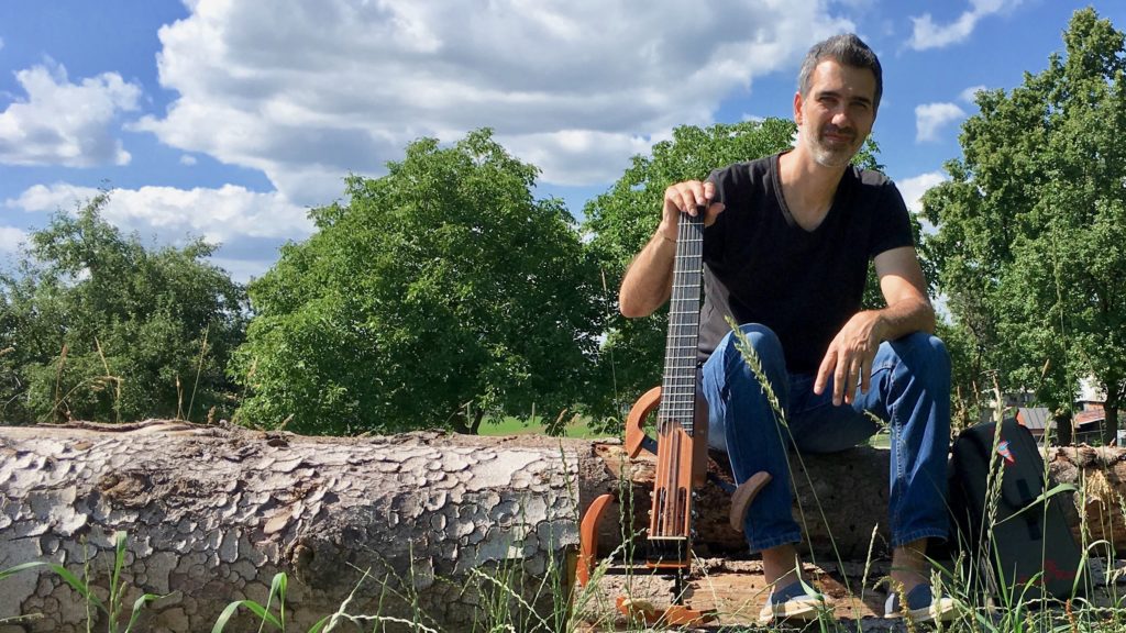 yorgos bechlivanoglou moov travel guitar